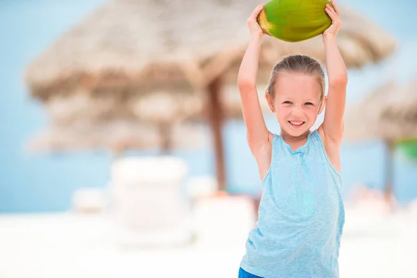 Niña adorable con coco en la playa tropical blanca —  Fotos de Stock