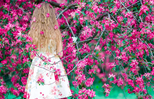 Adorable niña en el jardín de manzanos en flor en el día de primavera — Foto de Stock