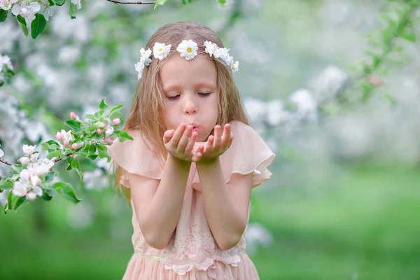 Portrét krásné holčičky v kvetoucí jabloňové zahradě na jaře — Stock fotografie