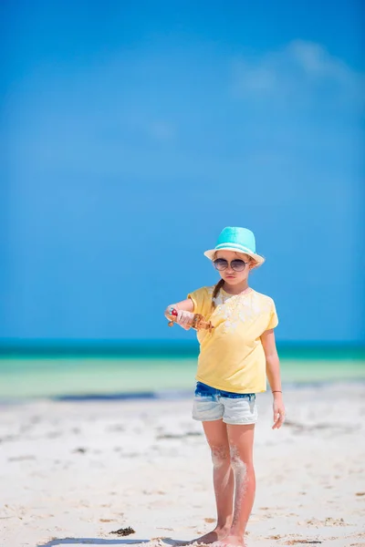 Glückliches Kind Mädchen, das mit Spielzeugflugzeug am Strand spielt. Kinder träumen davon, Pilot zu werden — Stockfoto