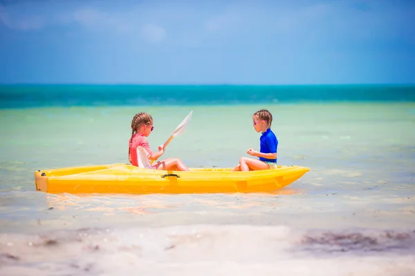 Niñas kayak en agua turquesa solo en el mar — Foto de Stock