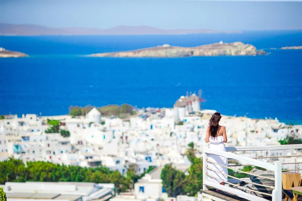 Mulher turística feliz desfrutar de uma vista incrível sobre Mykonos, Grécia — Fotografia de Stock