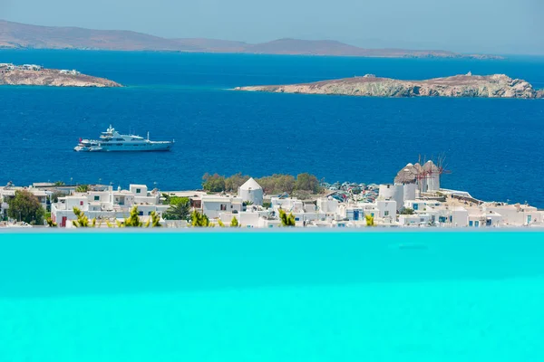 Vista superior de la ciudad vieja y el mar en la isla de Mykonos, Grecia. Muchas casas blancas contra el cielo azul — Foto de Stock