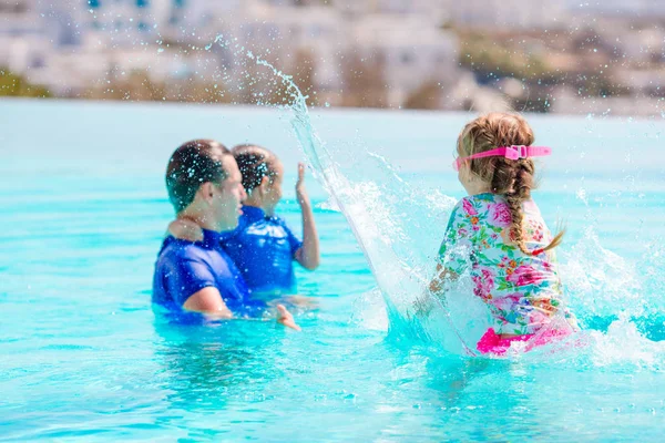 Bambini piccoli e padre felice divertirsi in piscina all'aperto — Foto Stock