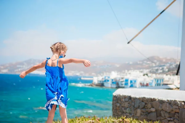 Menina engraçada com vista incrível sobre Little Venice a área turística mais popular na ilha de Mykonos — Fotografia de Stock