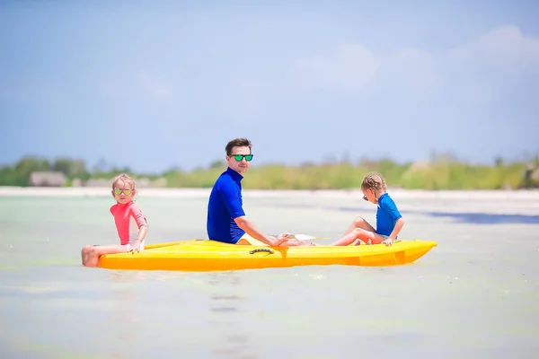 Junger Vater und zwei kleine Kinder beim Kajakfahren auf dem Meer — Stockfoto