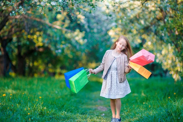 Adorabile bambina con shopping bag all'aperto nel giardino delle mele — Foto Stock