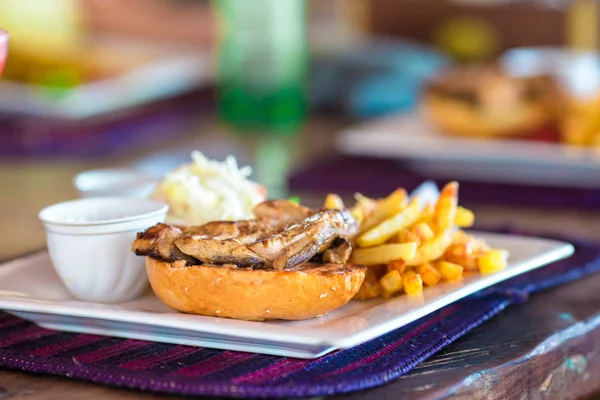 Primo piano di delizioso hamburger fresco con formaggio e pancetta — Foto Stock