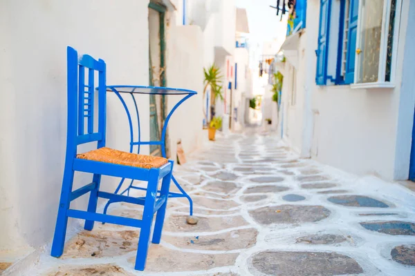 Twee blauwe stoelen op een straat van typische Griekse traditionele dorp op het eiland Mykonos, Griekenland, Europa — Stockfoto