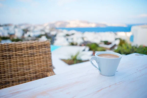 Koffie op de tafel op lege openair zomerterras met uitzicht op zee — Stockfoto