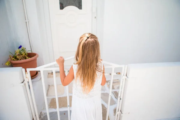 Rozkošná holčička Bílého domu ve staré vesnici na ostrově Mykonos — Stock fotografie