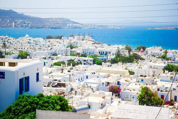 Vista superior de la ciudad vieja y el mar en la isla de Mykonos, Grecia. Muchas casas blancas contra el cielo azul — Foto de Stock