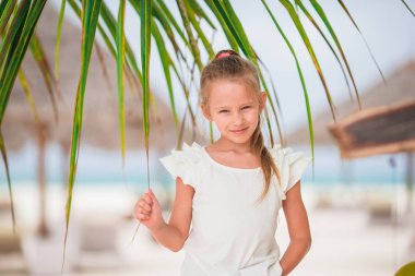 Yaz tatili boyunca sahilde sevimli küçük bir kız.