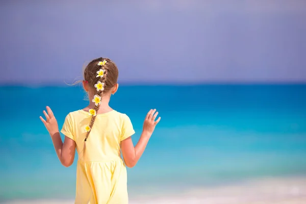 Hermosa chica en la playa con flores en su cabello en vacaciones caribeñas —  Fotos de Stock