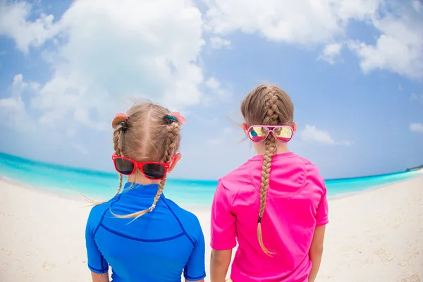 Retrato de la espalda de niños divirtiéndose en la playa tropical durante las vacaciones de verano —  Fotos de Stock