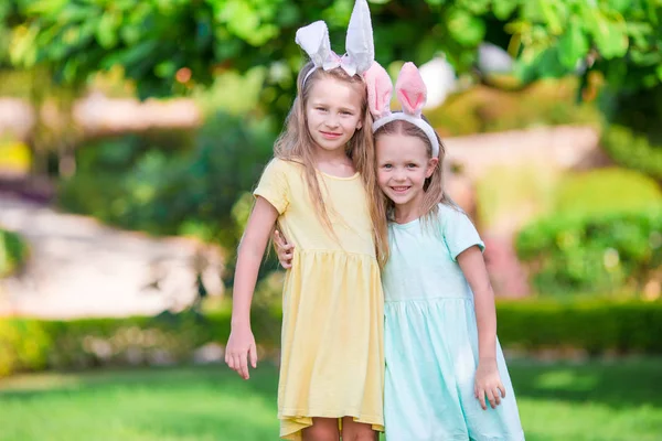 Piccole ragazze carine con orecchie di coniglio in vacanza di Pasqua — Foto Stock