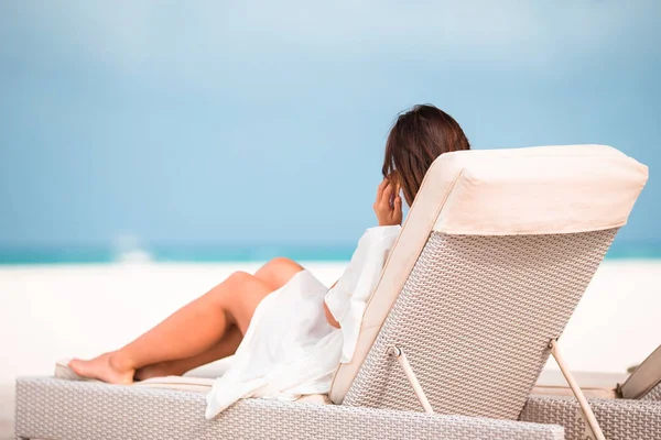 Mujer con smartphone al aire libre en vacaciones caribeñas — Foto de Stock