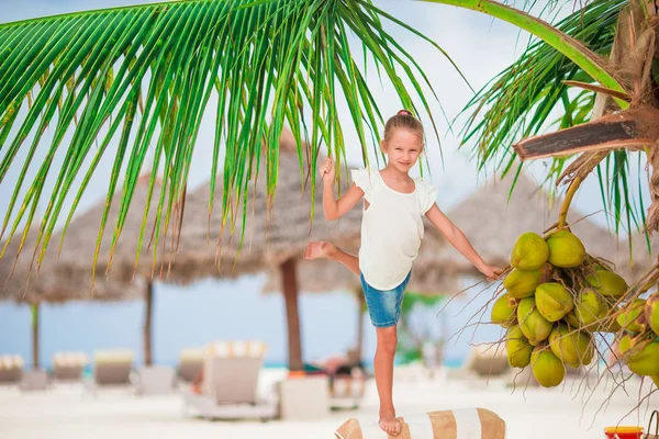 Glückliches Mädchen am Strand während der Sommerferien. Sie hat eine erstaunliche Kindheit. — Stockfoto