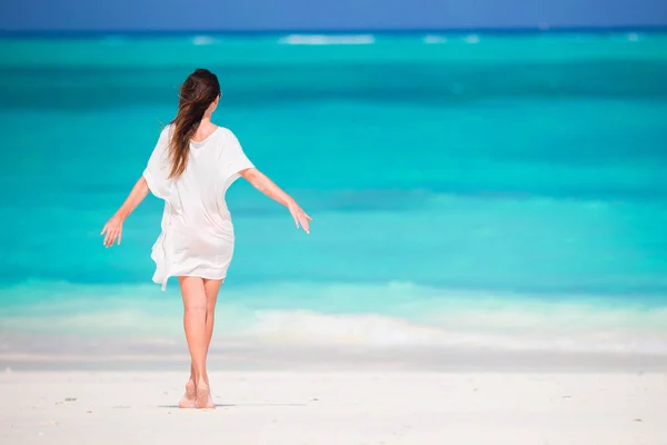 Jovem menina bonita na praia tropical em férias caribenhas — Fotografia de Stock