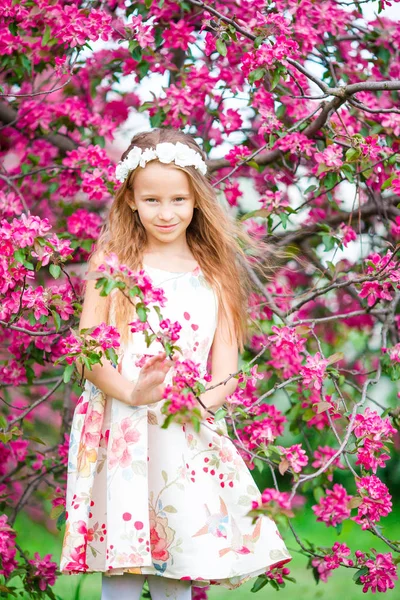 Menina bonito em flor macieira jardim desfrutar do dia quente — Fotografia de Stock