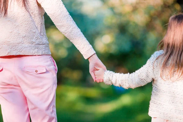 Närbild händerna på ung mamma och liten flicka — Stockfoto