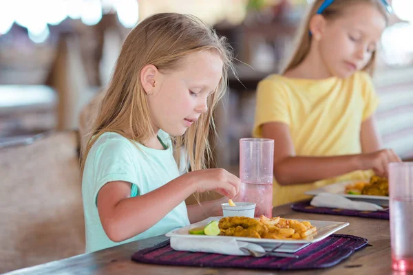 Entzückendes kleines Mädchen beim Frühstück bei der Outdoor-Tante — Stockfoto