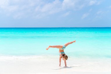 Küçük kız plajda çok eğleniyorum. Tekerlek sportif etkin çocuk yapar