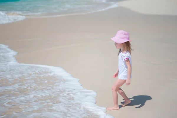 浅い水の中の白いビーチの女の子 — ストック写真