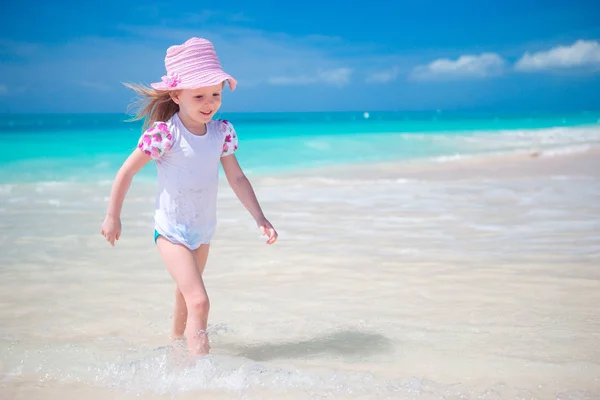 Urocza dziewczynka na plaży podczas wakacji. — Zdjęcie stockowe