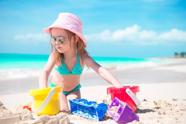 Niedliches kleines Mädchen spielt mit Strandspielzeug am Strand — Stockfoto