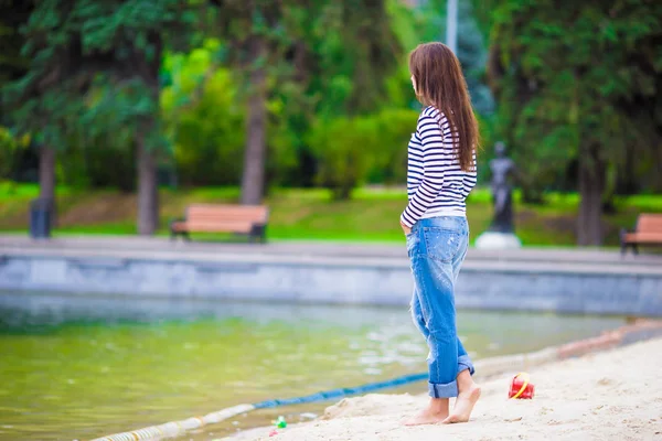 暖かい日に湖の近く歩いて若い幸せな女 — ストック写真