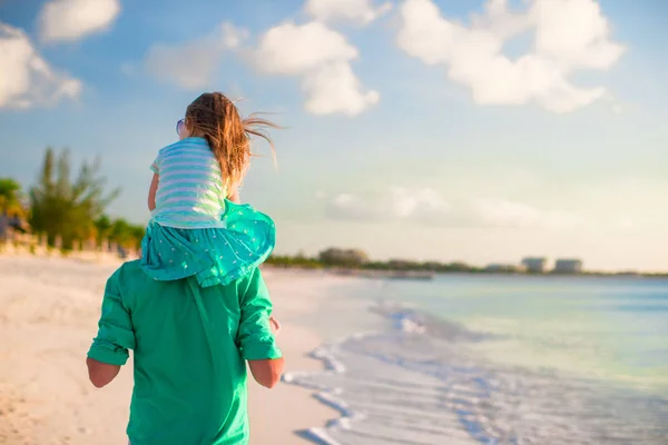 Heureux père et enfant ensemble sur la plage tropicale blanche — Photo