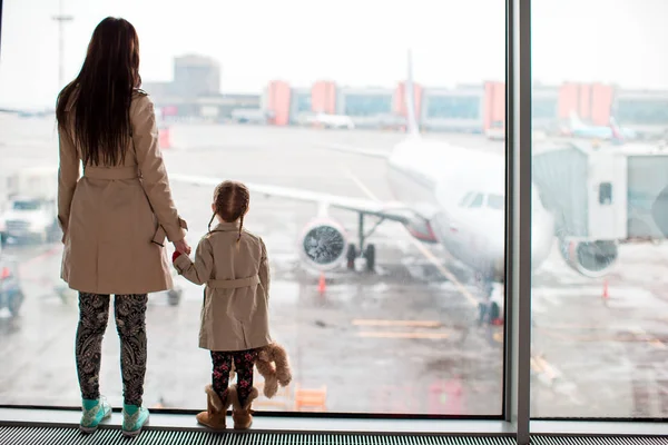 Madre y niña en el aeropuerto esperando el embarque —  Fotos de Stock