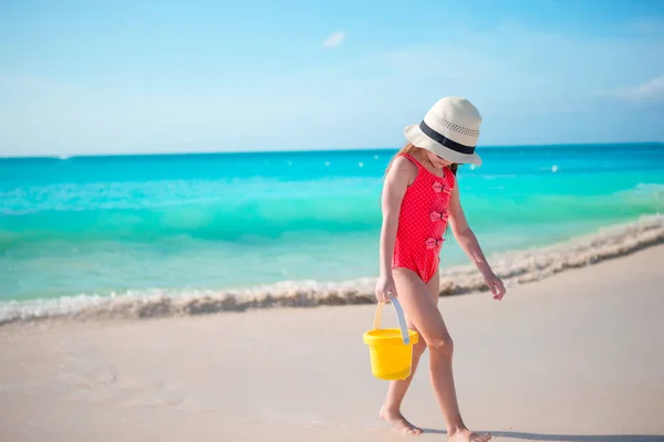 Adorable niña caminando a lo largo de la playa caribeña de arena blanca —  Fotos de Stock