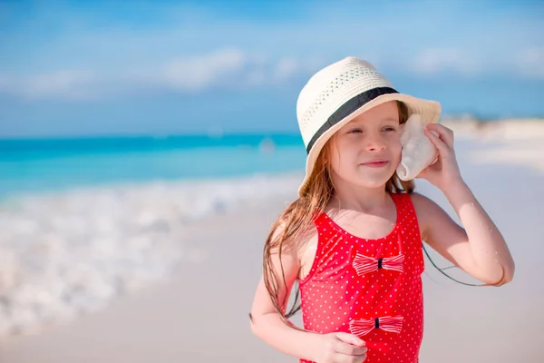 小さなかわいいです女の子の肖像とともに大きな貝殻 — ストック写真