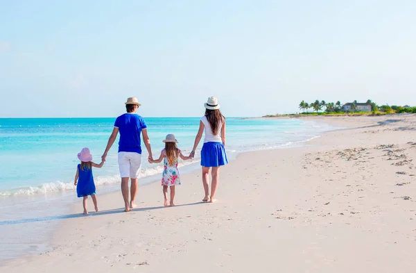 Feliz hermosa familia de cuatro en unas vacaciones en la playa tropical — Foto de Stock