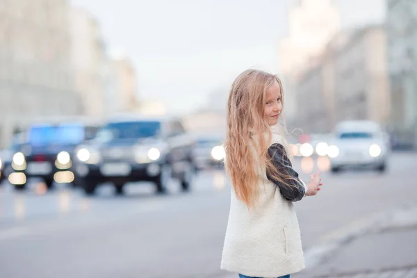 Rozkošná holčička venku v Evropském městě — Stock fotografie