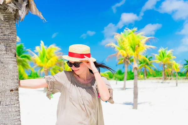 Jovem mulher bonita na praia tropical com palmtrees — Fotografia de Stock