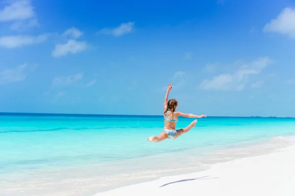 Petite fille active à la plage s'amusant beaucoup sur le rivage — Photo