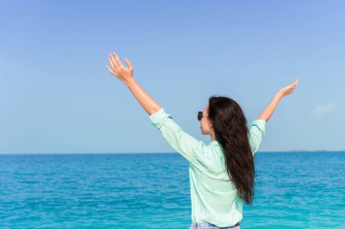 Tropikal plaj tatil sırasında genç güzel kadın