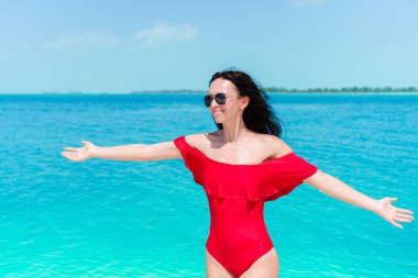 Tropikal plaj tatil sırasında genç güzel kadın