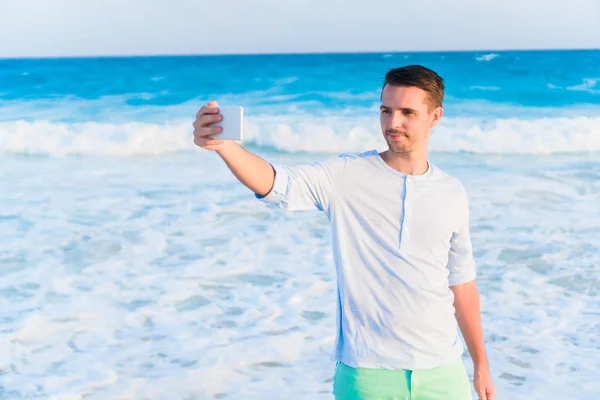 Joven tomando selfie en la playa en vacaciones caribeñas — Foto de Stock