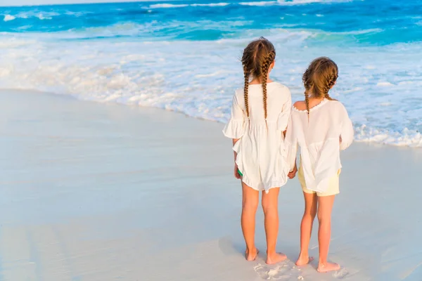 Очаровательные маленькие сестры вместе на пляже — стоковое фото