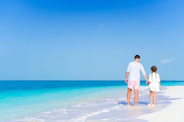 Feliz papá y niña disfrutando de la playa caminando en la orilla del mar —  Fotos de Stock