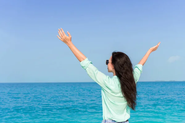 Jonge mooie vrouw tijdens tropisch strandvakantie — Stockfoto