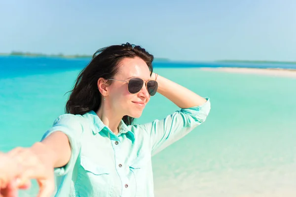 Jovem mulher bonita na praia tropical férias fundo o mar — Fotografia de Stock