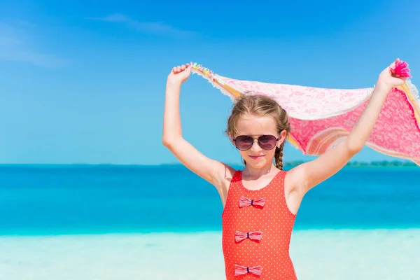 Mała dziewczynka zabawy z plaży pareo na tropikalny wakacje — Zdjęcie stockowe