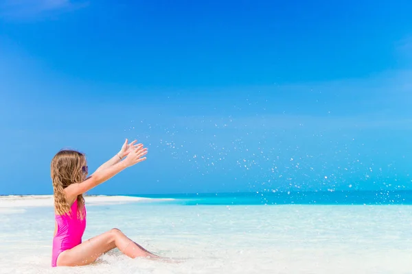 Entzückendes kleines Mädchen im flachen Wasser am Strand — Stockfoto