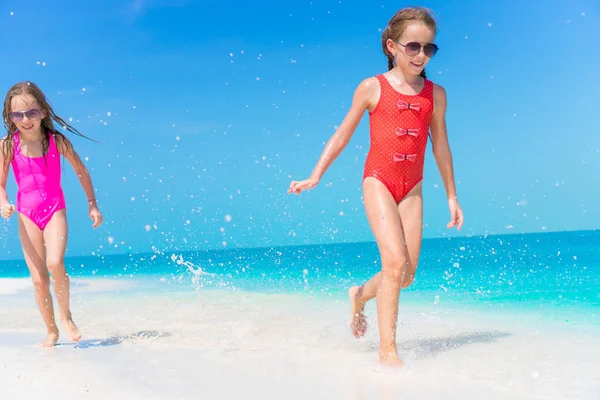 小女孩玩在一起的热带海滩嬉戏浅水 — 图库照片