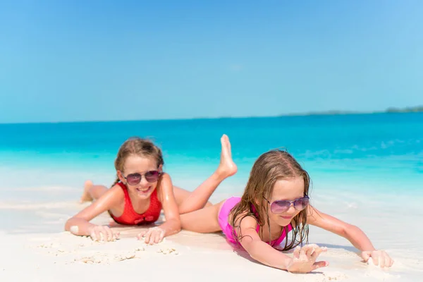 Dziewczynki, zabawy na tropikalnej plaży grając razem w płytkiej wodzie — Zdjęcie stockowe